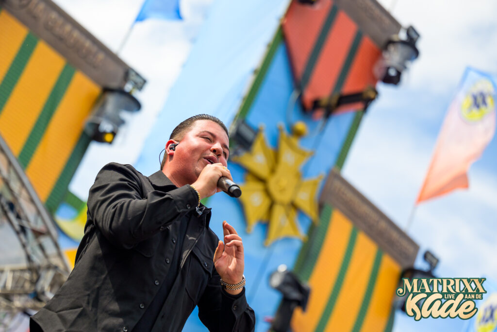 Feestend publiek op de Waalkade